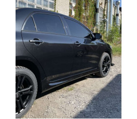 Бокові пороги (під фарбування) для Toyota Corolla 2007-2013 рр