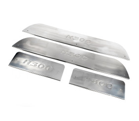 Накладки на внутрішні пороги (нерж) 3 двері для Hyundai H300, H1, Starex 2008-2020 рр